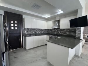 Cocina equipada con acabado de granito en casa en renta en Isla Dorada Cancún