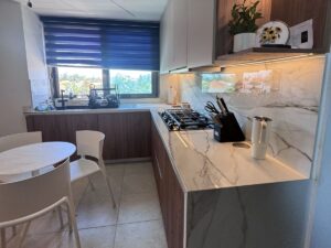 Cocina equipada de departamento de lujo en Isla Dorada Cancún