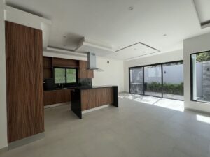 Cocina integral moderna en casa en Vía Cumbres con acabados de alta gama y gran espacio