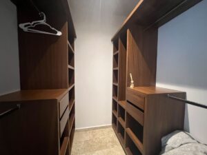 Departamento de 2 recámaras en Ciprés Huayacán Cancún con recámara principal con walk-in closet