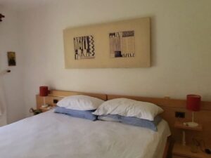 Departamento elegante de dos recámaras en Isla Dorada Cancún con acceso a jardines y piscina