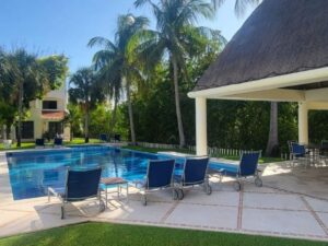 Departamento en residencial Isla Dorada Cancún en venta con alberca, jardines y espacios exteriores exclusivos