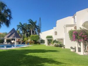 Departamento en venta en Isla Dorada Cancún con amplias áreas verdes y amenidades de primer nivel