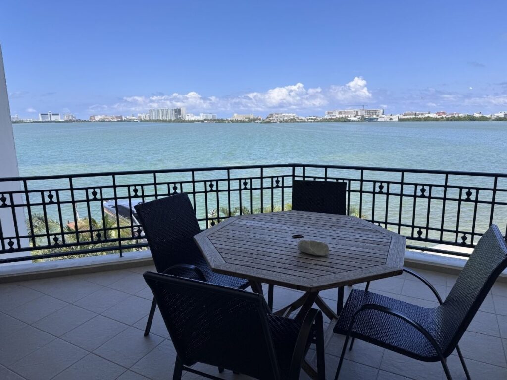 Departamento en venta en Isla Dorada Cancún con vista a la laguna y amplia terraza.