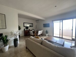 Departamento moderno en Cancún con terraza y espacios iluminados en Cipres Huayacán