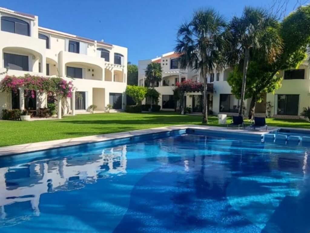 Departamento moderno en Isla Dorada Cancún con vista a jardines y acceso a alberca del residencial