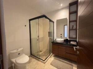 Exclusivo y cómodo departamento en renta en Ciprés Huayacán Cancún con 2 amplios y modernos baños