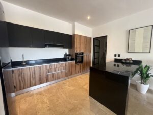 Exclusivo departamento en renta en Ciprés Huayacán Cancún con cocina moderna y terraza amplia para disfrutar de espacios abiertos