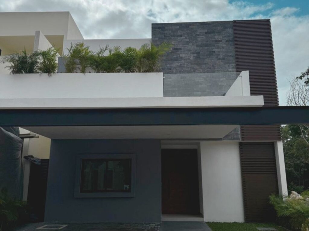 Fachada moderna de casa en Vía Cumbres fraccionamiento de lujo con alta plusvalía
