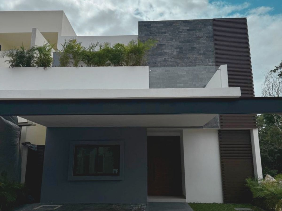 Fachada moderna de casa en Vía Cumbres fraccionamiento de lujo con alta plusvalía