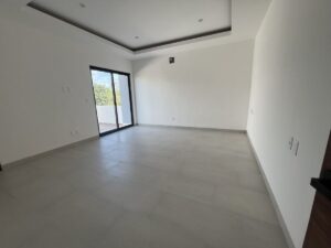 Iluminación natural en recámara principal en casa en renta en Via Cumbres Cancún
