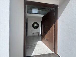 Moderna casa en renta en Residencial Isla Dorada Cancún con seguridad 24 horas y amplios espacios