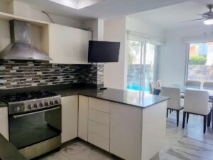 Moderna cocina con iluminación natural en casa de lujo en renta en Cancún