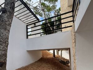 Propiedad de lujo en Tulum Country Club con espacios abiertos y distribución en dos plantas