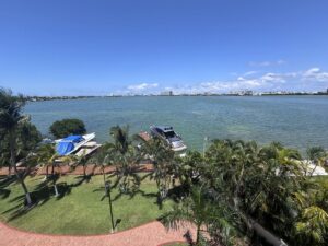 Recámara principal en departamento de Isla Dorada Cancún con vista a la laguna Nichupté