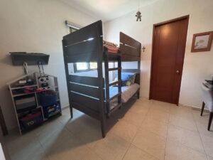 Recámara secundaria con vista a la laguna en departamento en venta en Isla Dorada Cancún