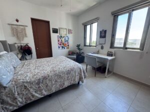 Recámara secundaria iluminada en departamento en venta en Isla Dorada Cancún
