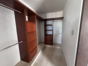 Recámara secundario con vestidor y baño en propiedad en renta en Zona Hotelera Cancún