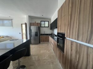 Renta de departamento en Cipres Huayacán Cancún con cocina equipada y terraza privada