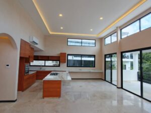 Residencia contemporánea en Tulum Country Club con espacios abiertos y excelente iluminación