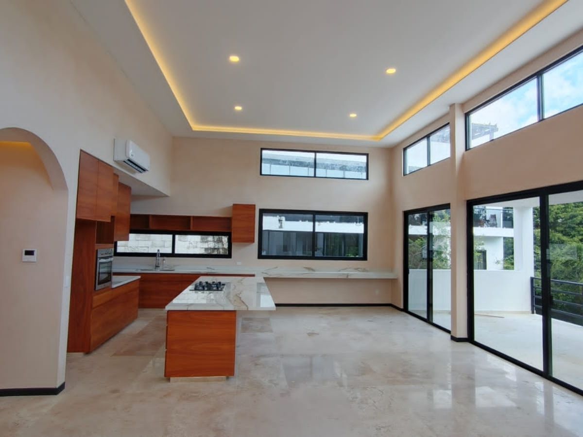 Residencia contemporánea en Tulum Country Club con espacios abiertos y excelente iluminación