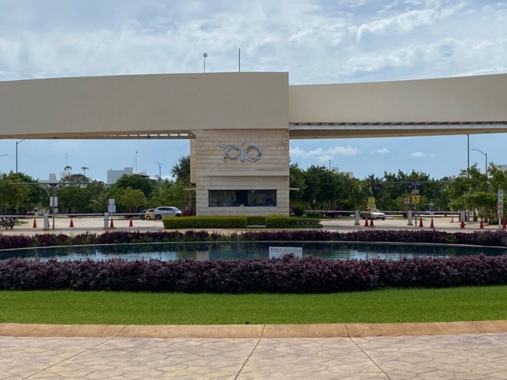 Residencia de lujo en Río Residencial Cancún con terraza, alberca y acabados de alta gama