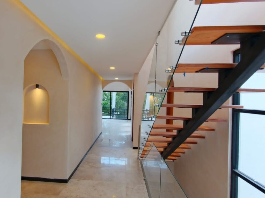 Residencia de lujo en Tulum Country Club con amplios ventanales y espacios confortables