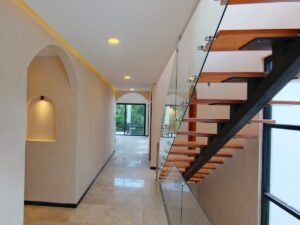 Residencia de lujo en Tulum Country Club con amplios ventanales y espacios confortables