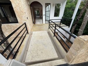 Residencia de lujo en Tulum Country Club construida en dos niveles con acabados premium