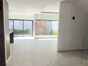 Residencia de lujo en Vía Cumbres con alberca privada y terraza amplia ideal para disfrutar
