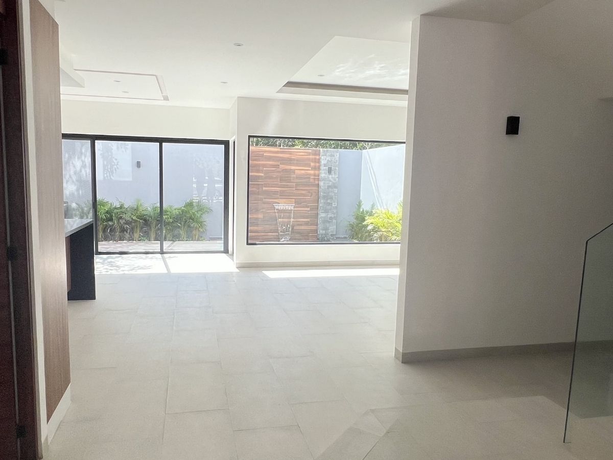 Residencia de lujo en Vía Cumbres con alberca privada y terraza amplia ideal para disfrutar