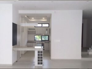 Residencia de tres niveles en Río Residencial Cancún con cocina integral y amplia alacena