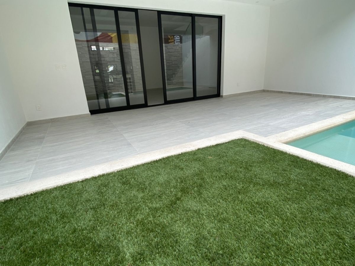 Residencia en venta en Río Residencial Cancún con terraza, alberca y diseño arquitectónico exclusivo