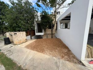 Residencia en venta en Tulum Country Club con diseño elegante y áreas sociales luminosas