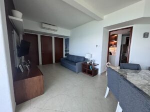 Sala de TV integradada en departamento moderno en Isla Dorada Cancún