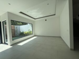 Sala espaciosa y luminosa en casa en Vía Cumbres con diseño moderno y acabados premium