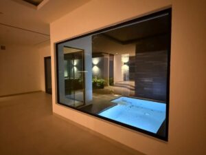 Terraza y alberca con iluminación en casa en renta en Via Cumbres Cancún