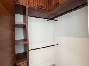 Vestidores amplios en recámaras secundarias en casa de lujo en renta en Cancún