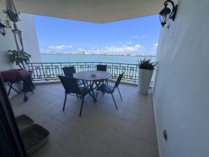 Vista desde el balcón del departamento en Isla Dorada Cancún hacia la laguna.