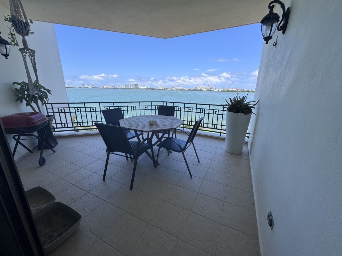 Vista desde el balcón del departamento en Isla Dorada Cancún hacia la laguna.