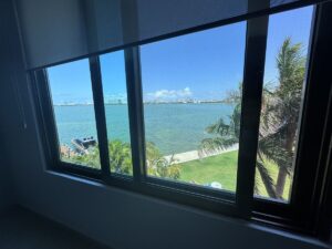 Vista panoramica a la laguna y zona hotelera desde la recámara principal en departamento en venta en isla dorada