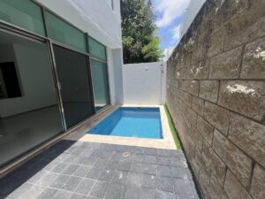 Casa en renta en Arbolada Huayacán Cancún con 3 recámaras, alberca y seguridad 24:7.