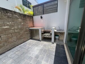 Casa en renta en Arbolada Huayacán Cancún con concepto abierto y abundante luz natural