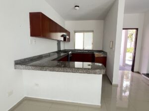 Casa moderna en Arbolada Huayacán Cancún con cocina y espacios abiertos e iluminados