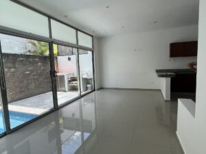 Residencia en renta en Arbolada Huayacán Cancún con alberca privada y terraza amplia