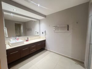 Baños amplios y modernos en departamento de venta en SLS Puerto Cancún