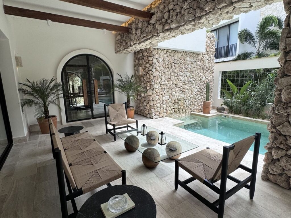 Casa de alta gama en Cancún con alberca privada y acabados premium en Lagos del Sol