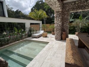 Casa de lujo en Lagos del Sol Cancún con alberca, chapoteadero y amplias terrazas exteriores