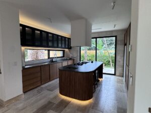 Casa de lujo en venta en Lagos del Sol Cancún con cocina gourmet y mesetas de granito de alta calidad