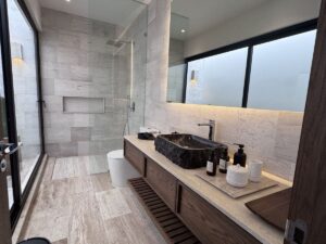 Casa exclusiva en Lagos del Sol Cancún con baños modernos y cancelería de cristal templado